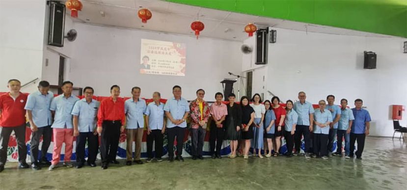 田强发（右十二）及峇都吉当区州议员拿督罗克强（右十三）与十哩中公校董及进利集团职员合照。