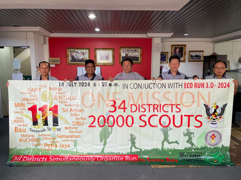 砂童军成立111周年将于全砂34童军县区同时进行越野跑步。(左起)古晋市区童军总监黄亚禄，砂童军理事会副主席莫哈迪，砂童军协会会长威廉玛旺，砂童军理事会理事暨筹委主席李江胜，马来西亚童军总会砂分会执行秘书扎斯兰阿都拉。