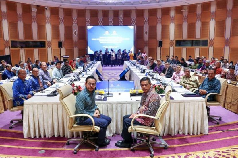 沈志强（前左起）与赛弗丁联合主持外劳管理委员会会议。