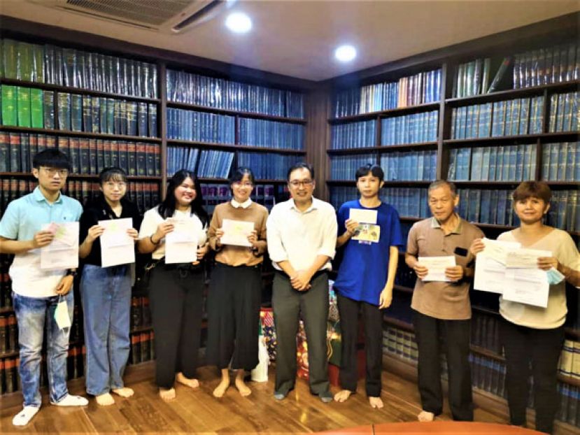 行动党实旦宾区国会议员兼浮罗岸州议员张健仁（右四）与喜获李氏基金会助学金的受惠学生和代领的学生父母合影。