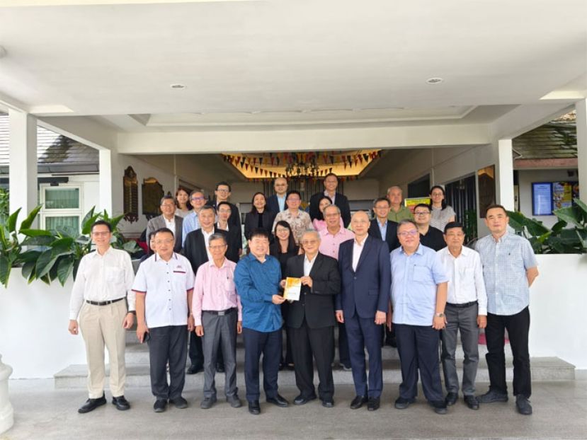 砂中总会长江昌文(左四)赠送纪念品予吉隆坡暨雪兰莪中华总商会访问团团长兼隆雪中总副会长兼金融及资本市场组顾问丹斯里张昌国(右五)。左一起为理事何修华、总秘书拿督蔡文铎、副会长拿督陈日枝。右四起吉隆坡暨雪兰莪中华总商会为金融及资本市场组主任李有全硕士、砂中总副会长拿督黄国辉、理事陈晋宗、吉隆坡暨雪兰莪中华总商会金融及资本组副主任张伟鸿。