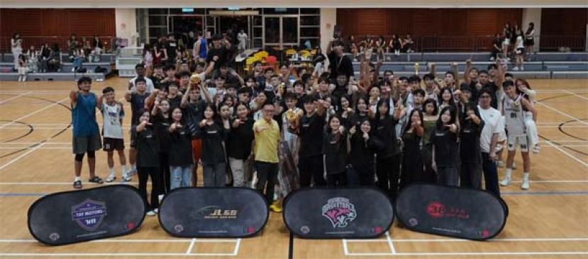 符祥威律师（左五）以及斯威本篮球俱乐部主席廖振宏(右七)和参赛者等合影。