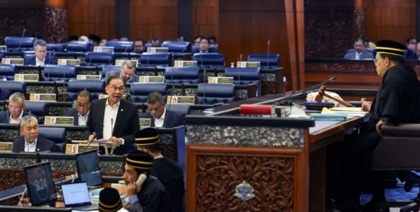 首相安华在国会提呈宪法修正案。