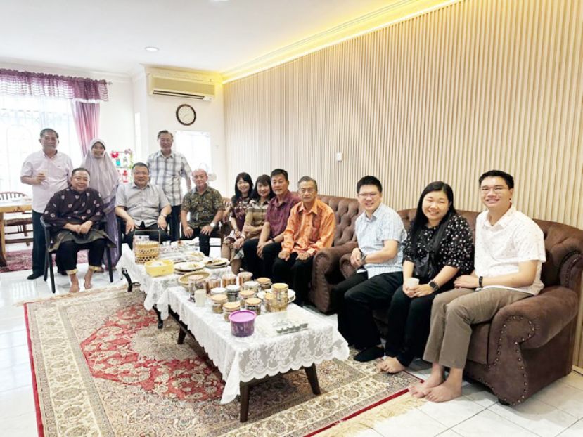 左一坐者为砂拉越教育局局长Datu Dr. Haji Azhar Bin Haji Ahmad。左二坐者为董联会会长拿督蔡文铎律师。