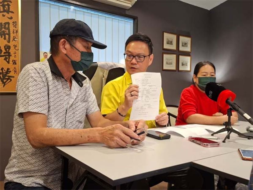 砂人联党公共投诉局主任符祥威和忧心忡忡的失踪女子的父母，在新闻发布会上一摄。