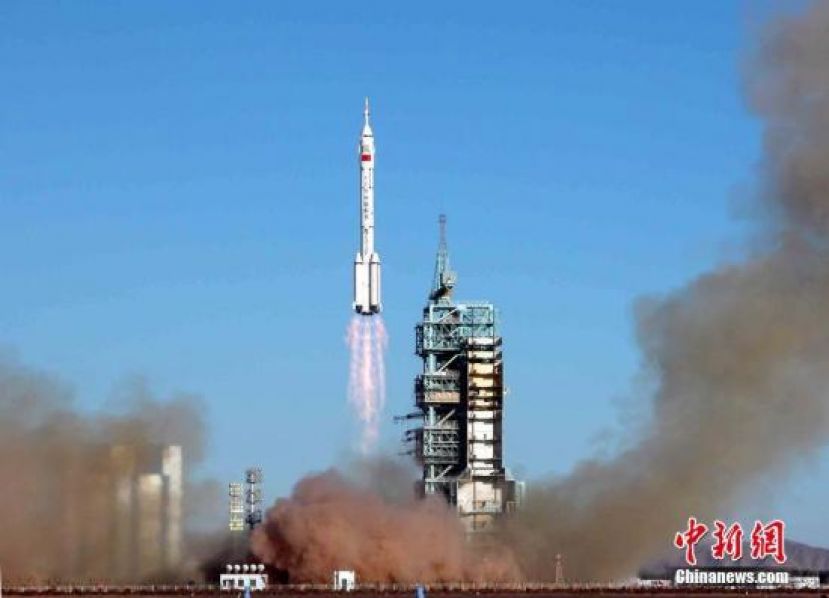 2003年10月15日，中国首位航天员杨利伟乘坐的&ldquo;神舟&rdquo;五号载人飞船，上午九时整在酒泉卫星发射中心载人航天发射场成功发射升空。