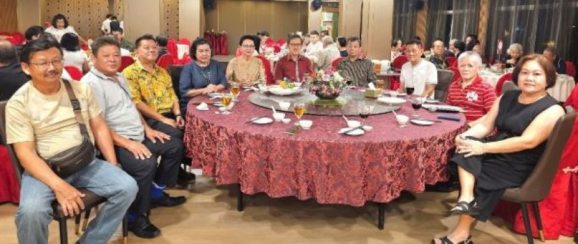  主宾薛华东（左6起）与盐柴港区小贩联合会主席张炳铭、盐柴港贩商合作社主席麦克徐、梁伟平、吴玉华在晚宴合影；左起是郑利财、贝顺民、陈中兴、甲必丹何月明、甲必丹蔡枂蓉。