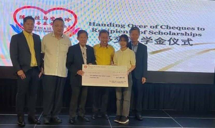 在砂副总理拿督斯里沈桂贤（中）见证下，拿督陈悦枝和拿汀李秀玲捐献奖学金予25独中毕业生充做深造经费独中毕业生做深造经费之学生代表时影。