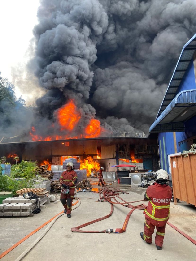 双溪毛糯4家布料仓库发生火灾