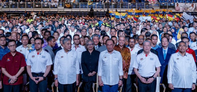 首相安华(中)出席2025年全国五一劳动节庆典。