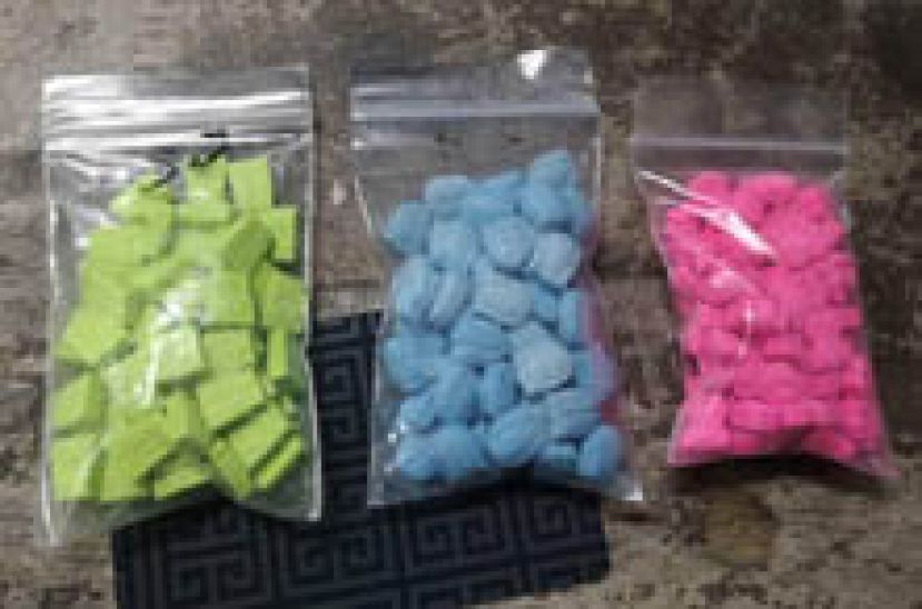 警方汶籍男子车中缴获的摇头丸。
