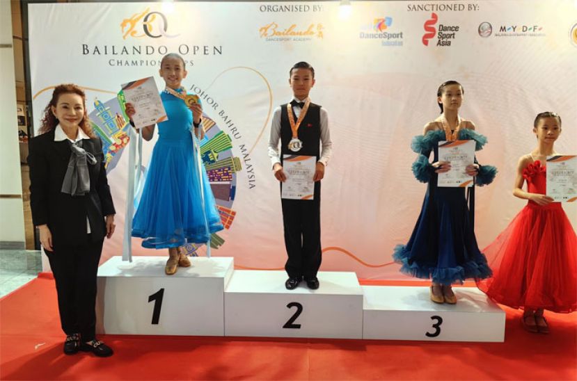 陈苓心在摩登舞公开赛项目中获得冠军。