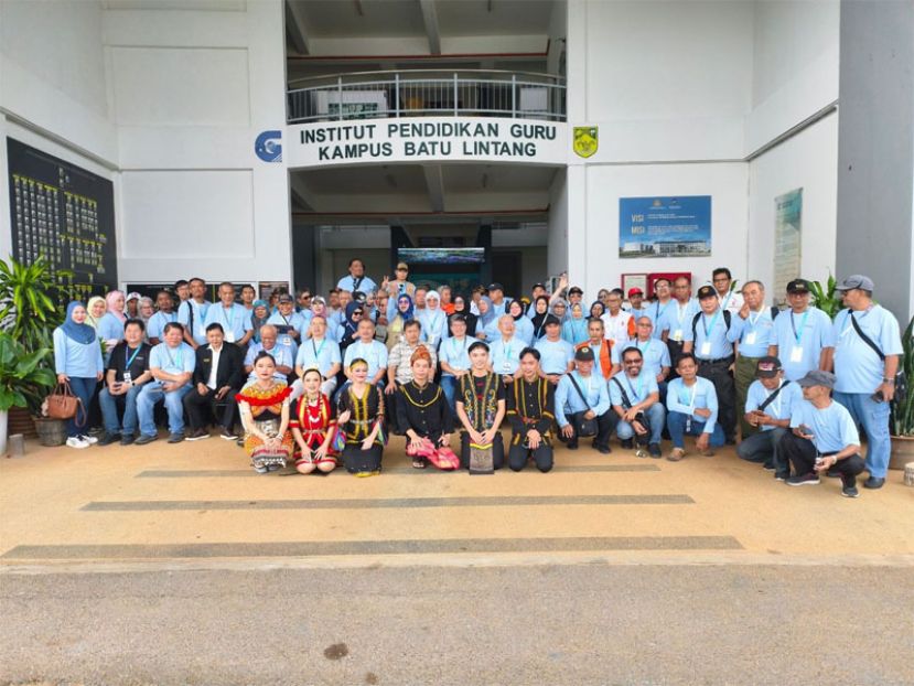 全体参与者与主宾代表在峇都林当师范学院来张大合照。