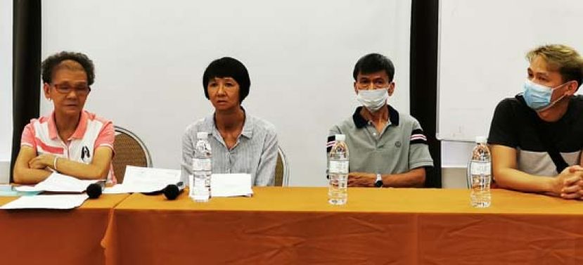 母亲赖梅花（左一）召开新闻发布会，向当局追问其儿子验尸报告及真正死因。
