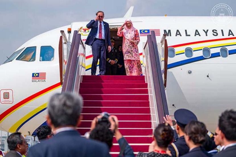 ●首相安华与夫人旺阿兹莎结束访华行程，启程回国。