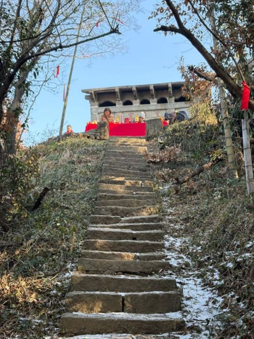 梅岭紫阳峰虽海拔仅586米，坐落于山势陡峭之峰的紫阳宮。