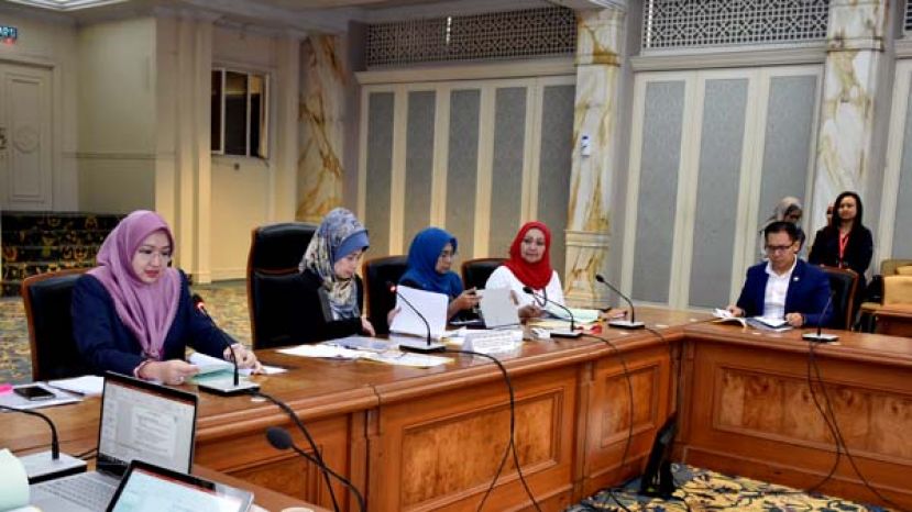 拿督斯里法蒂玛陈赛明（左二）主持少女怀孕课题砂州级会议。