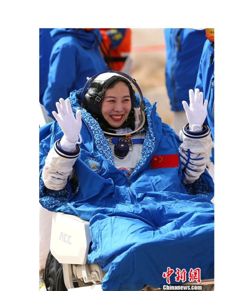 2022年4月16日，神舟十三号载人飞船返回舱在东风着陆场成功着陆，航天员王亚平安全顺利出舱。