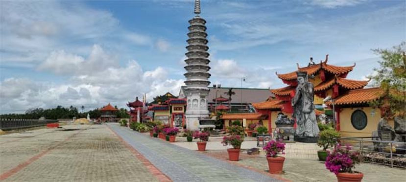 吻龙福德天圣宫迎接即将到来的乙巳年新春，而开始张灯结彩，并将于周一举行酬神膜拜及让信众供奉光明灯。