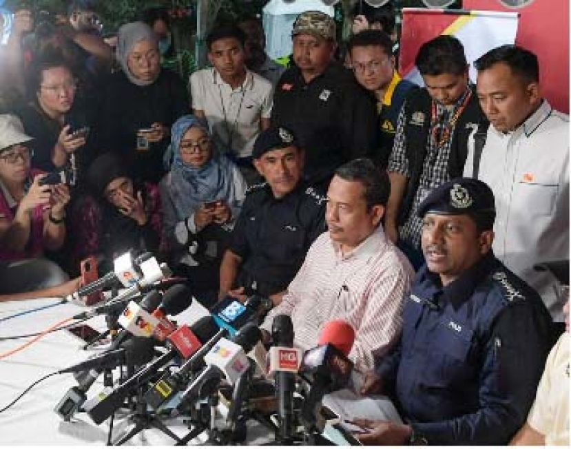 ●雪州总警长胡申(右1)向媒体发表谈话。