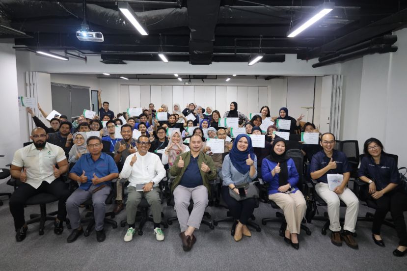 亨利马约特（左四）与基础华语课程第二批学员在结业仪式上合影。