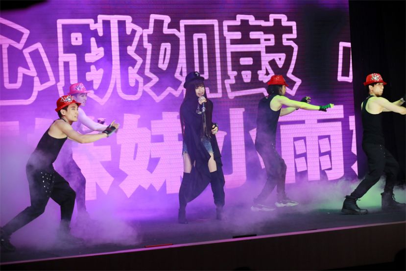 洁希趁着2025年元旦举办新歌试听会，与近400名粉丝分享喜悦。