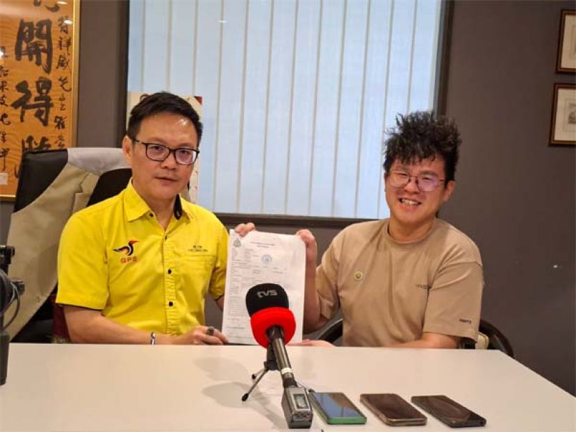 砂人联党公共投诉局主任符祥威与风水咨询师在新闻发布会上时摄。