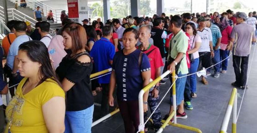 民众一大早蜂拥而至，以领取Myfreeview数码电视解码器。