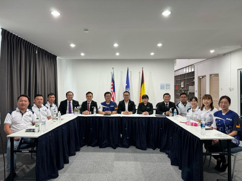 颜丕永（左7）指出，2024年作为青运培训年，将开展更多的国内外培训活动，惠及大马各地青年，而把口才培训东渡婆罗洲播种，更是青运一大新突破。