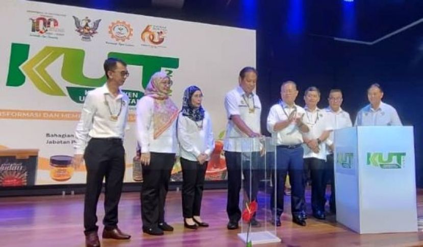 砂食品工业、原产业及区域发展部副部长阿都拉曼依斯迈（左四）为砂农业局农业企业家大会主持开幕时摄。右四为该部副部长拿督玛丁朋。