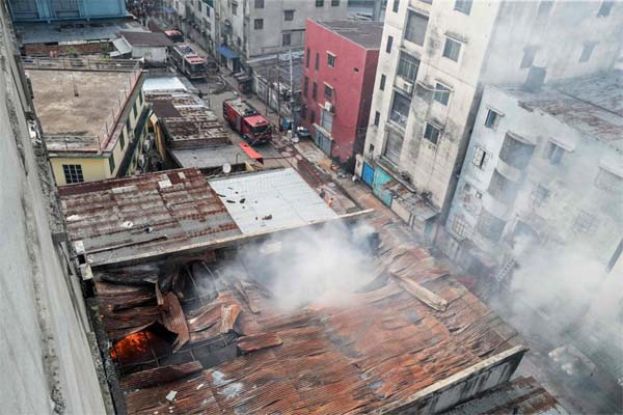 孟加拉制衣厂和化学品仓库火灾，致至少16人死。