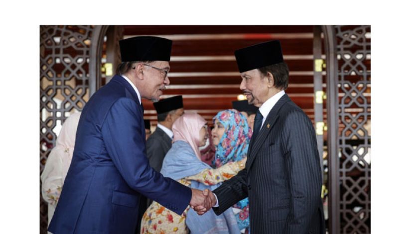 首相安华欢迎汶莱苏丹到访。