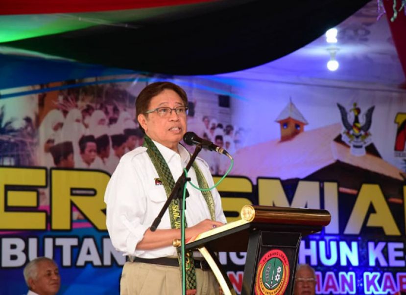 砂首长拿督巴丁宜阿邦佐哈里。