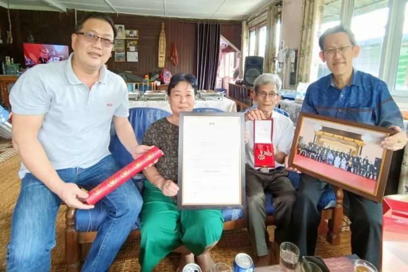 人联党峇都林当支部主席薛华东（右）及秘书王运才（左）向支部老党员通吉伉俪（中）庆贺达雅节，并分享其已获得砂有功勋衔的喜悦。