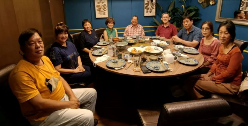  拿督邓伦奇与拿督李玉凤伉俪（右5及6）款待许国模医师（右3起）、林淑慧医师及许爱丽医师；右4为薛华东；左起陈中兴、田美丽和陈秀香。