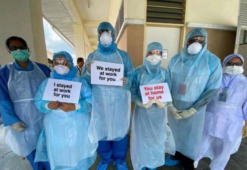 医务人员呼吁民众留在家中，共同努力抗疫。