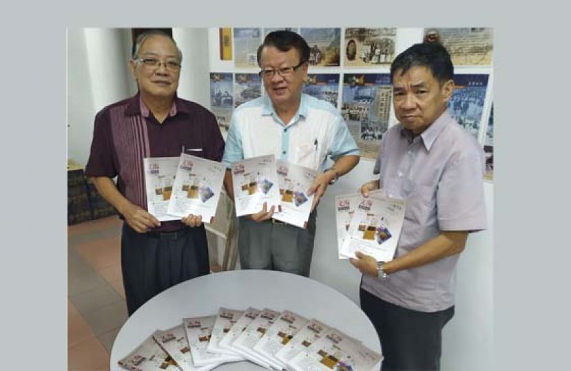 砂华文协会长刘伯举(中)、秘书长刘锦虎(左)及执行主任蔡增聪展示新出版的第8期《文海》。