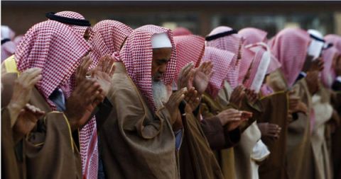 沙乌地阿拉伯人在进行伊斯提卡祈雨祈祷。