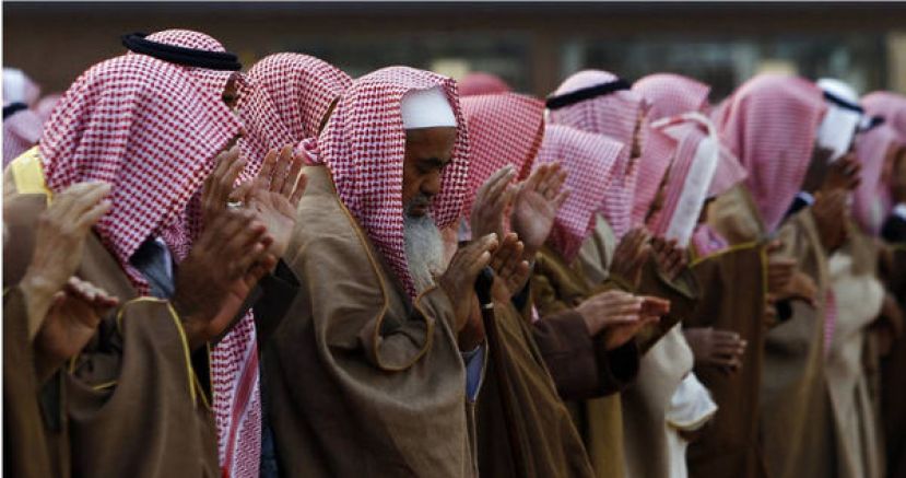 沙乌地阿拉伯人在进行伊斯提卡祈雨祈祷。