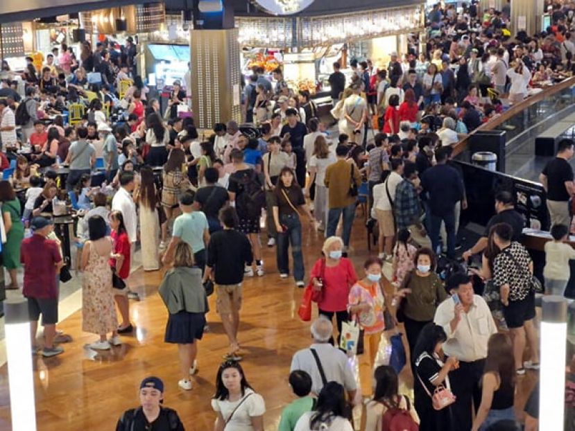 大批人潮涌现购物商场内。