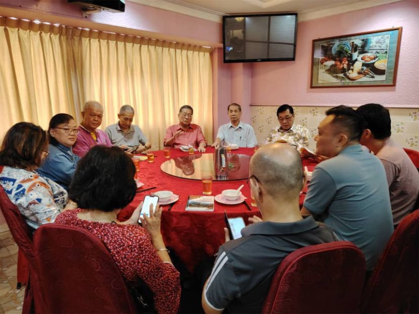 砂拉越文化研究学会会长拿督邓伦奇律师在诗巫和加拿逸地区主要社团代表就地方志初稿及出版推展事宜交换意见。