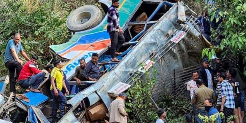 印度北部一巴士坠崖，至少36人死。