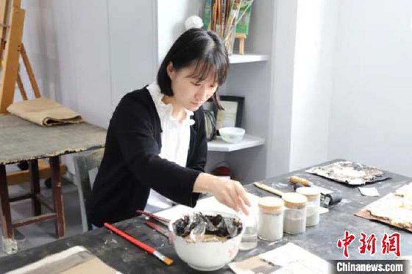 张一琳在制作漆艺品。