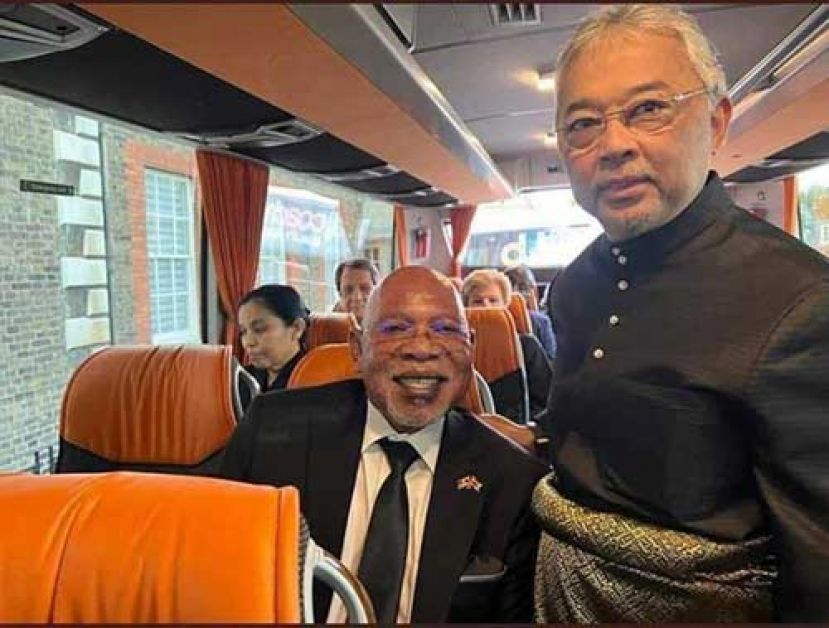 ●国家元首苏丹阿都拉陛下（右）与多个国家国王、王后乘坐巴士出席英女王国葬。（取自国家王宫脸书）