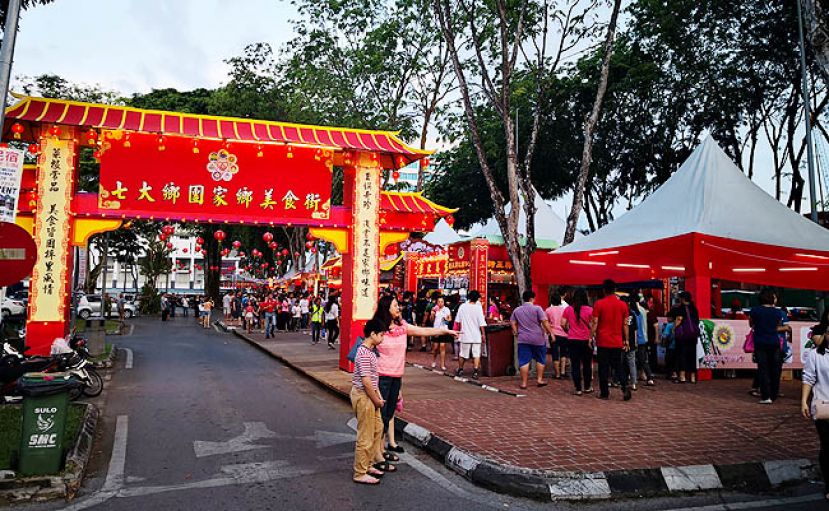牌楼的对联《菜根常品，美食皆图梓里风情，玉奇珍，浅尝不是家乡味道》。在七大乡团家乡美食街里头可以找到不同籍贯的特色美食。