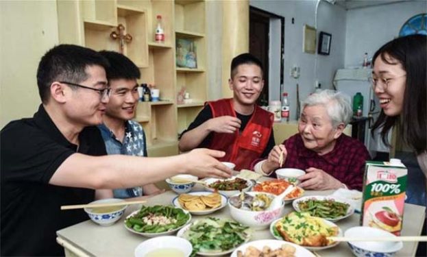 中国兴起&ldquo;外包儿女&rdquo;服务，陪玩陪诊防被老人院&ldquo;欺负&rdquo;。