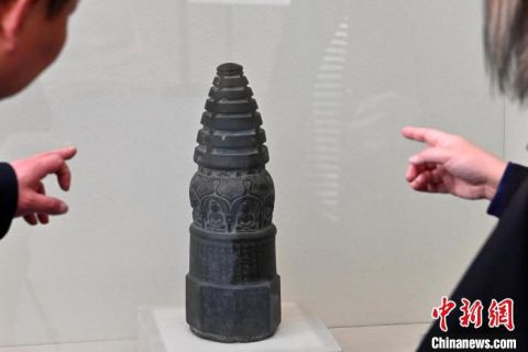 游客参观高善穆石造像塔。