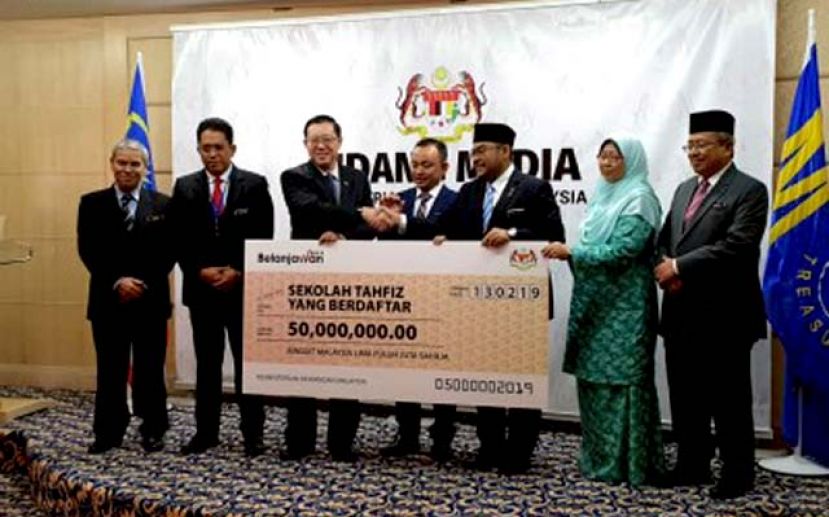 图：林冠英在部门移交5000万令吉模拟支票予Tahfiz 宗教学校。