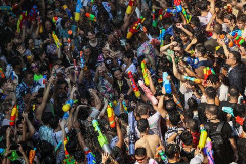 泰国泼水节欢庆落幕，却酿成1242起事故、242人死亡。