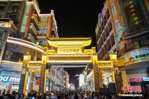 完成修缮的骑楼城迎来大批游客。